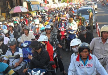 Holidaymakers returning to HCMC cause a huge traffic gridlock at the entrance to Cat Lai Ferry in District 2 (Photo: Phapluat)